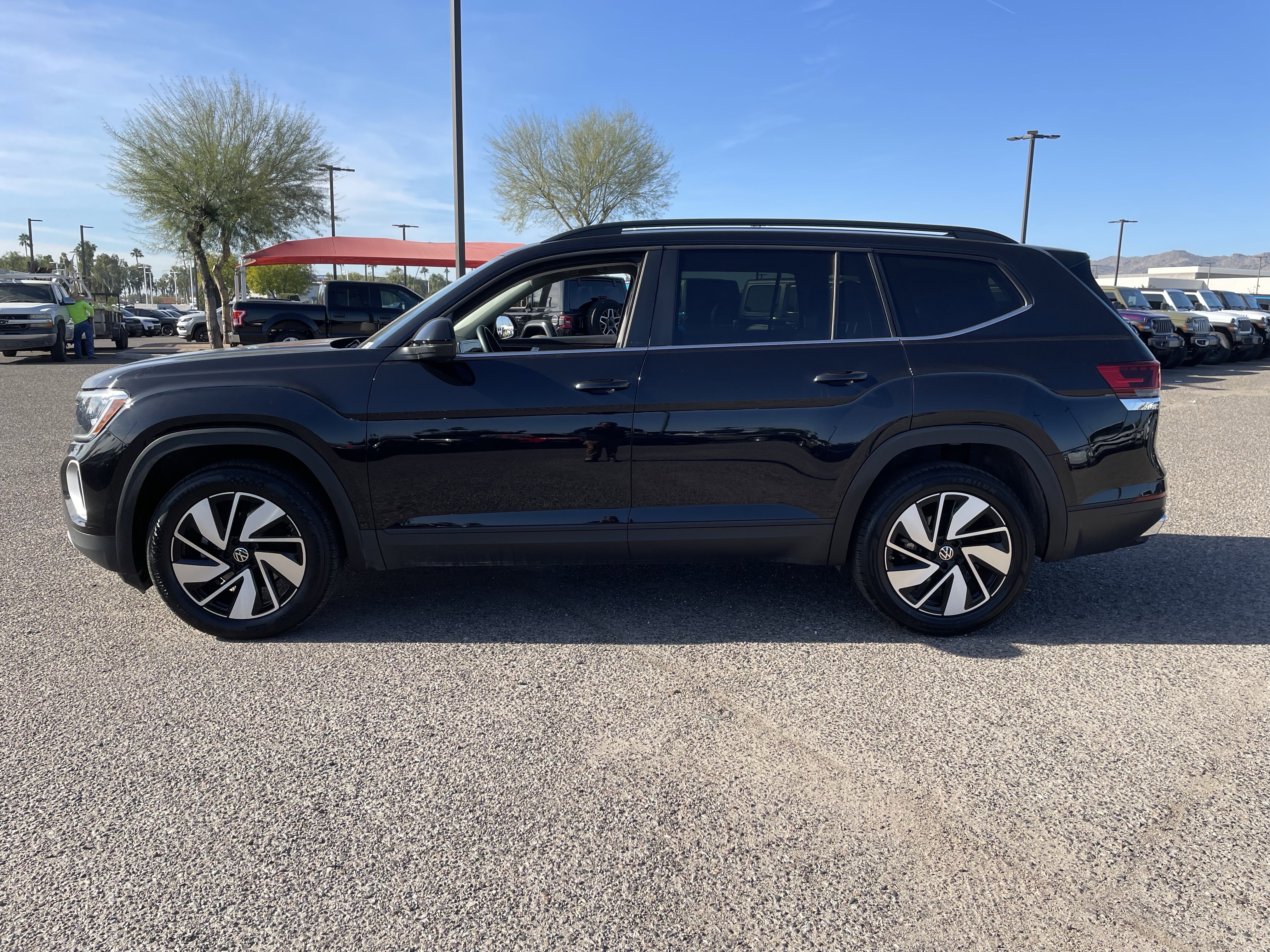 Used 2025 Volkswagen Atlas SE image 3