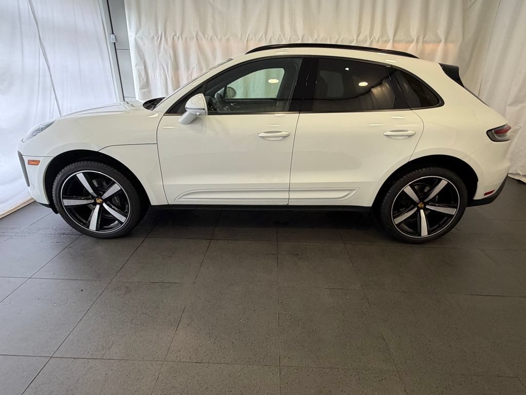Certified 2025 Porsche Macan AWD/4WD image 2