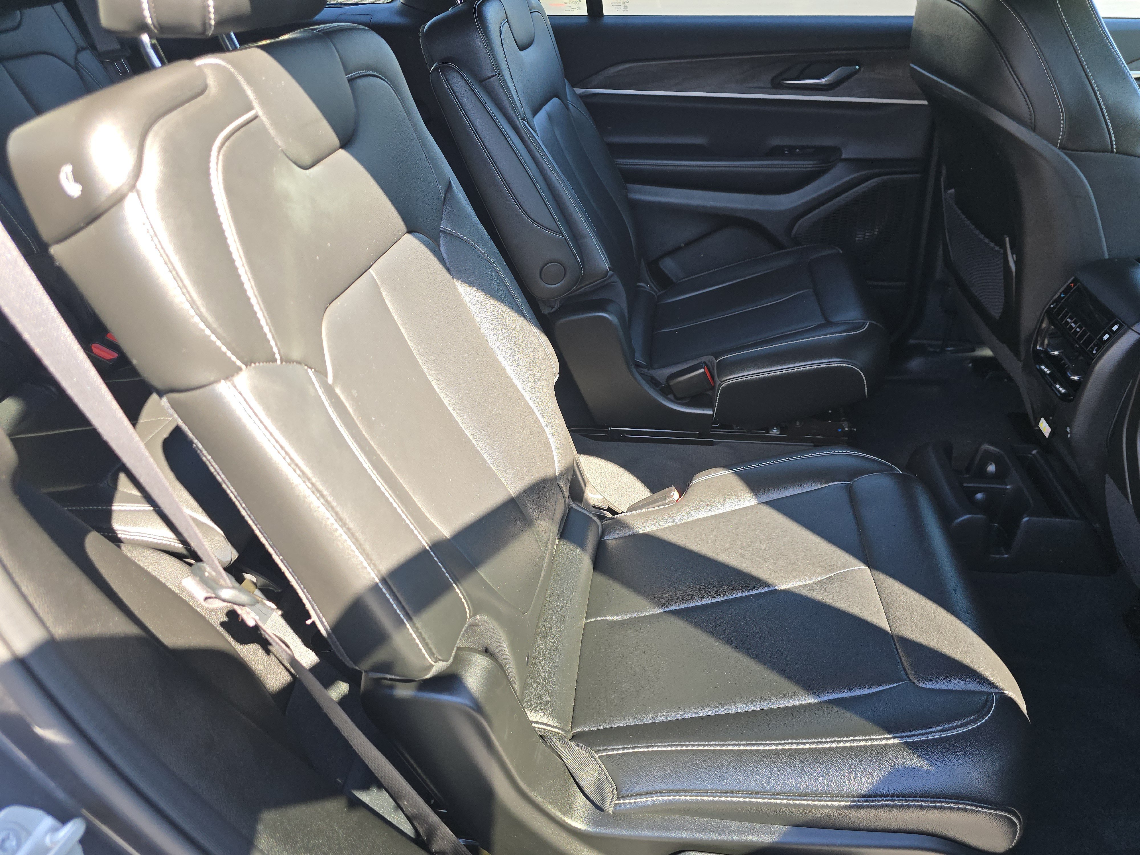 Used 2024 Jeep Grand Cherokee L Limited AWD/4WD image 18