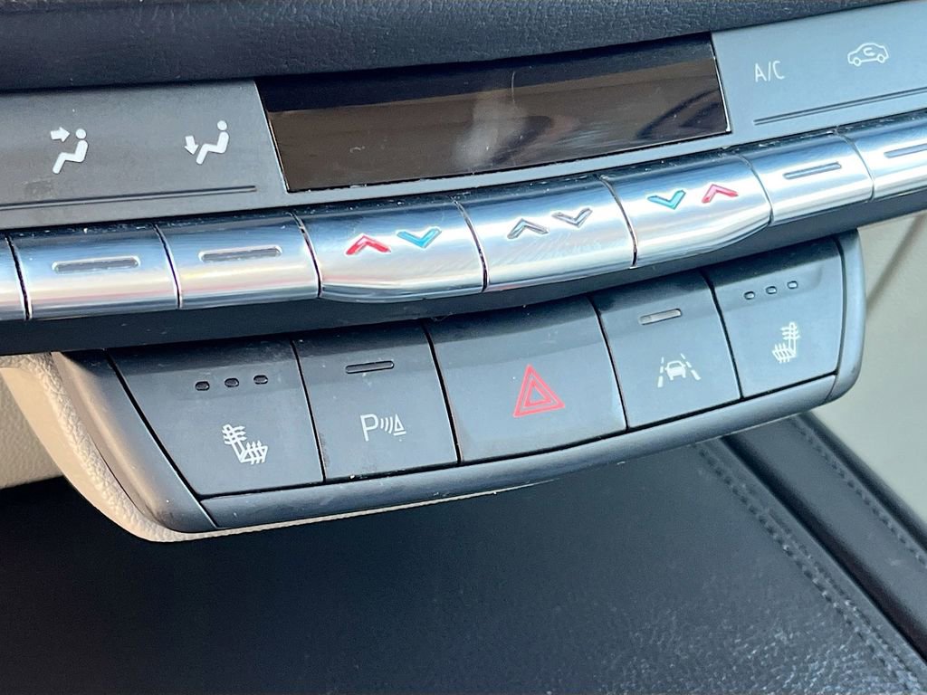 Used 2023 Cadillac XT4 Luxury w/ Cold Weather Package AWD/4WD image 21
