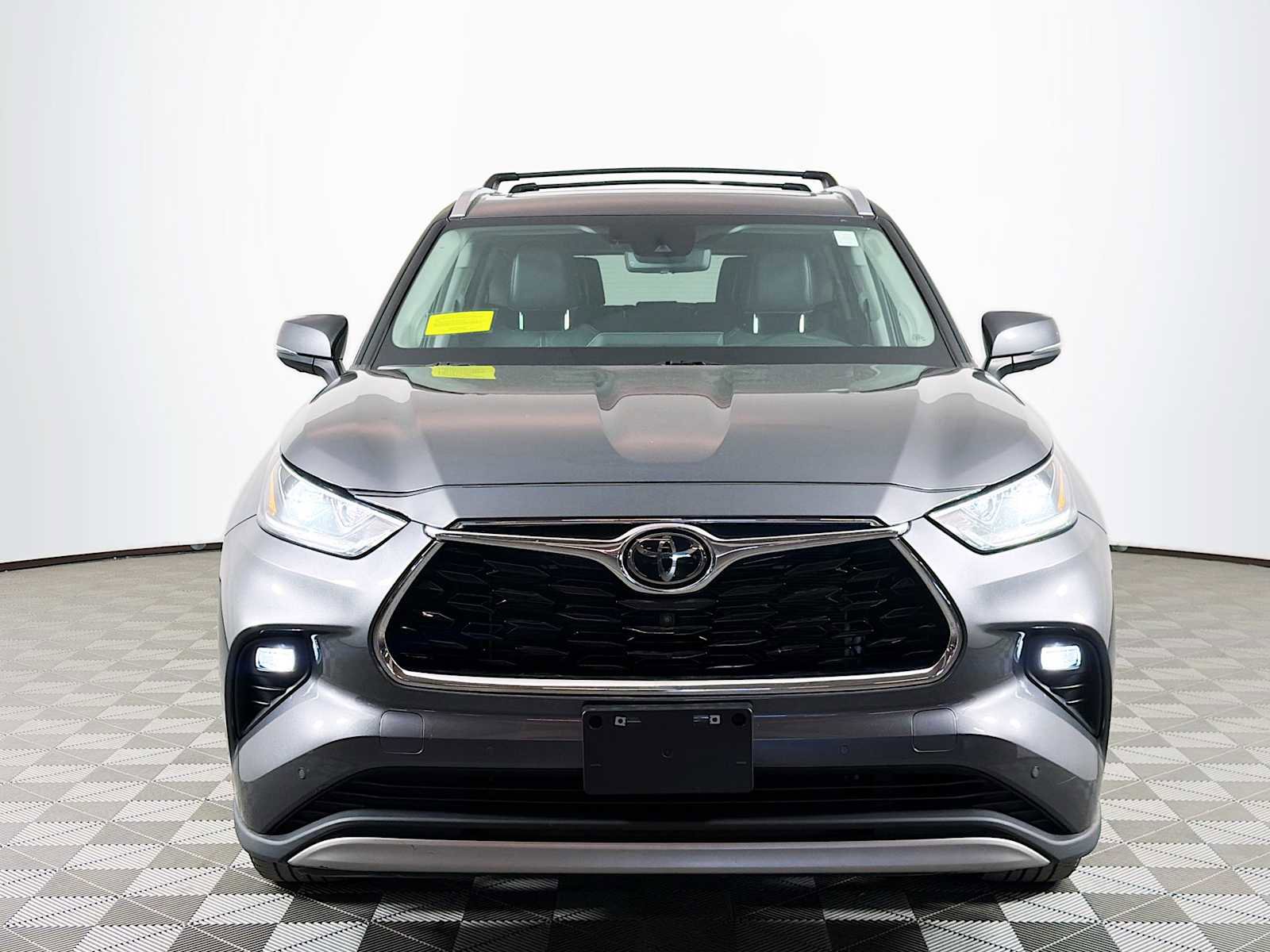 Used 2021 Toyota Highlander Platinum AWD/4WD image 2