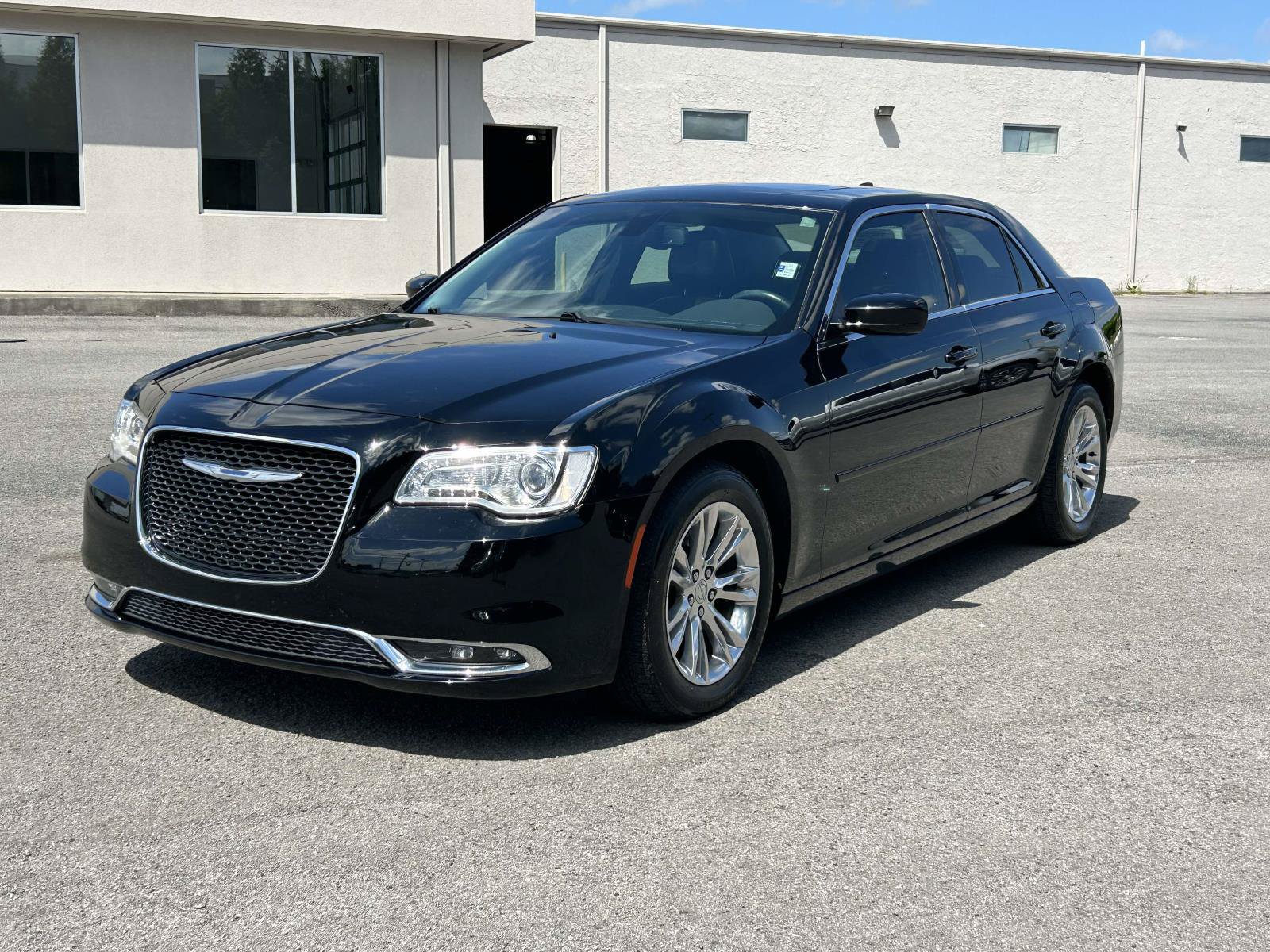 Used 2017 Chrysler 300 Limited w/ Value Package RWD image 7