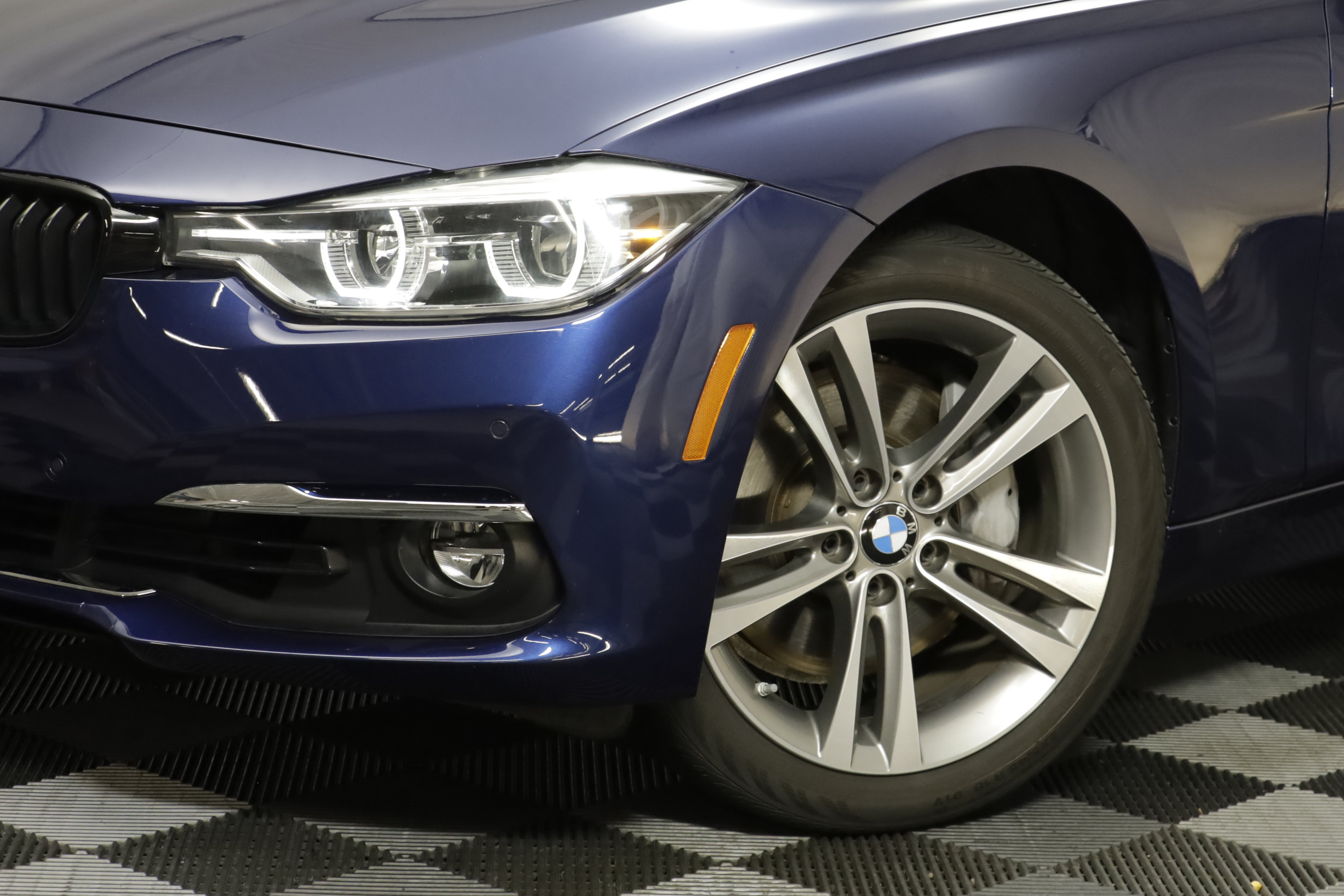 Used 2018 BMW 340i xDrive Sedan AWD/4WD image 3
