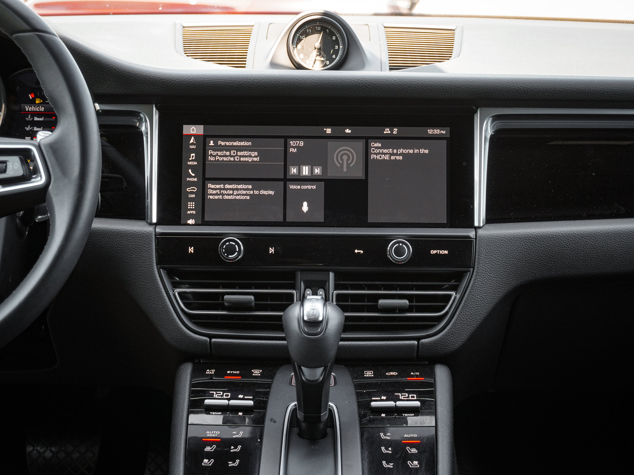 Used 2025 Porsche Macan AWD/4WD image 33