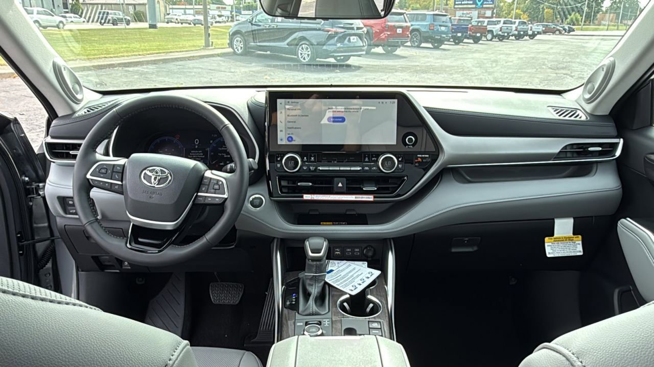 New 2026 Toyota Highlander Limited image 32