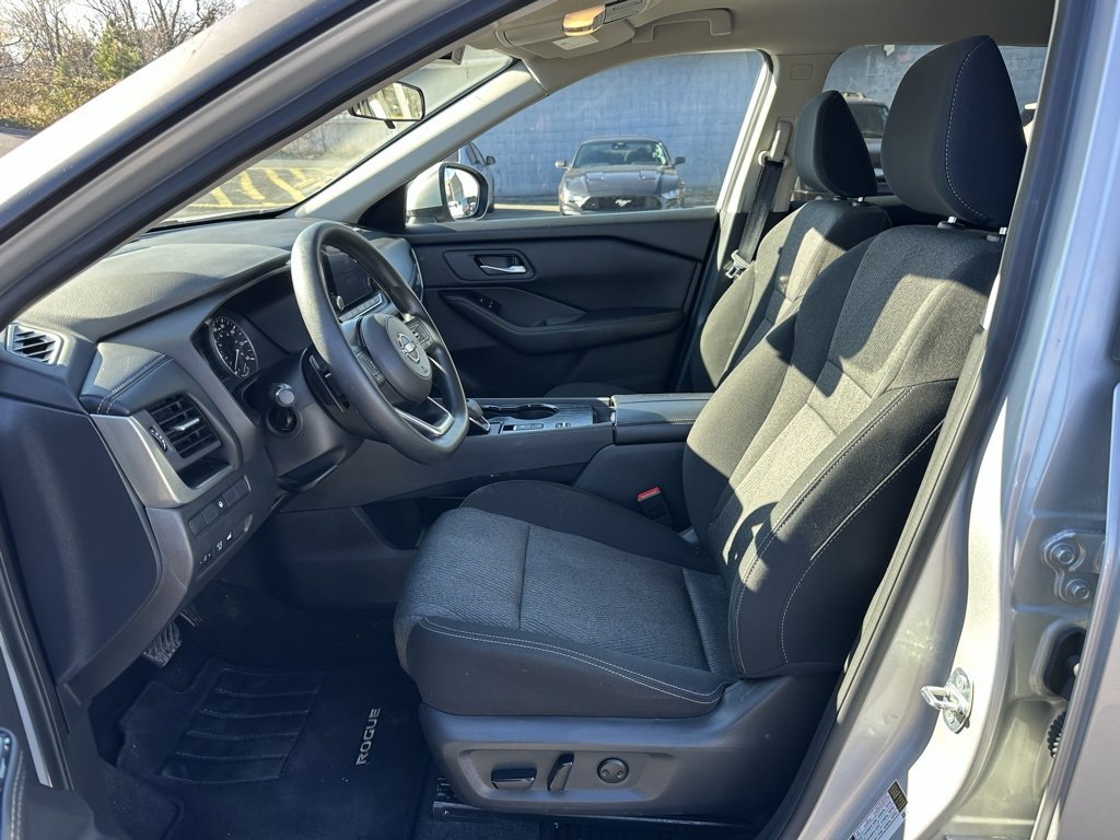 Used 2024 Nissan Rogue SV image 11