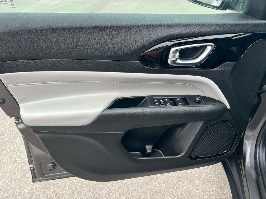 Used 2022 Jeep Compass Limited image 15