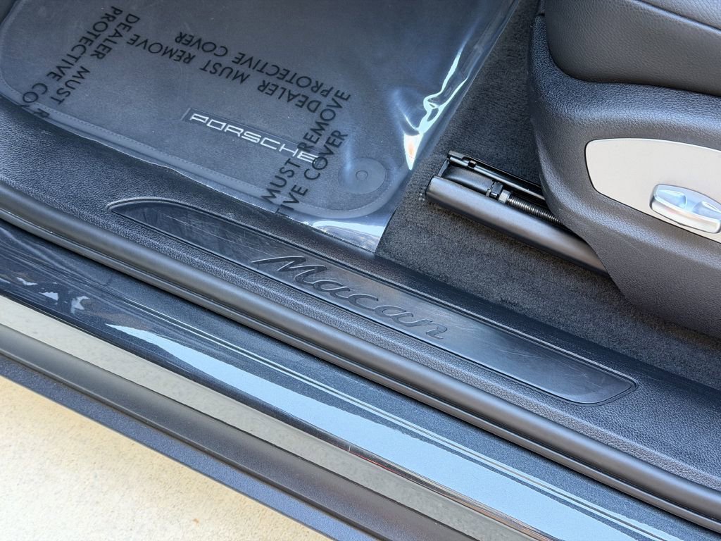 Used 2022 Porsche Macan w/ Premium Package image 28