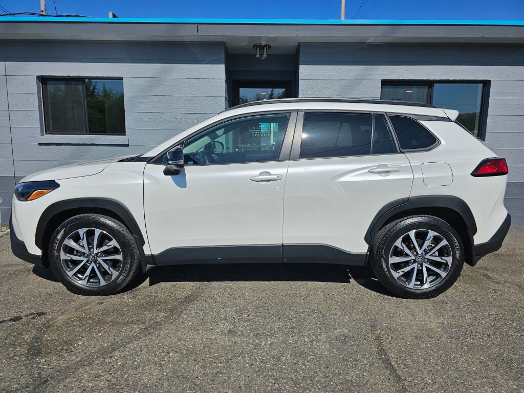 Used 2025 Toyota Corolla Cross LE AWD/4WD image 2
