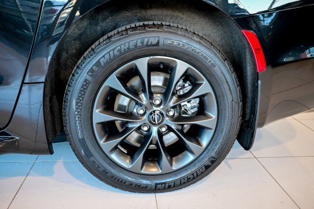 Used 2021 Chrysler Pacifica Touring-L w/ S Appearance Package image 43