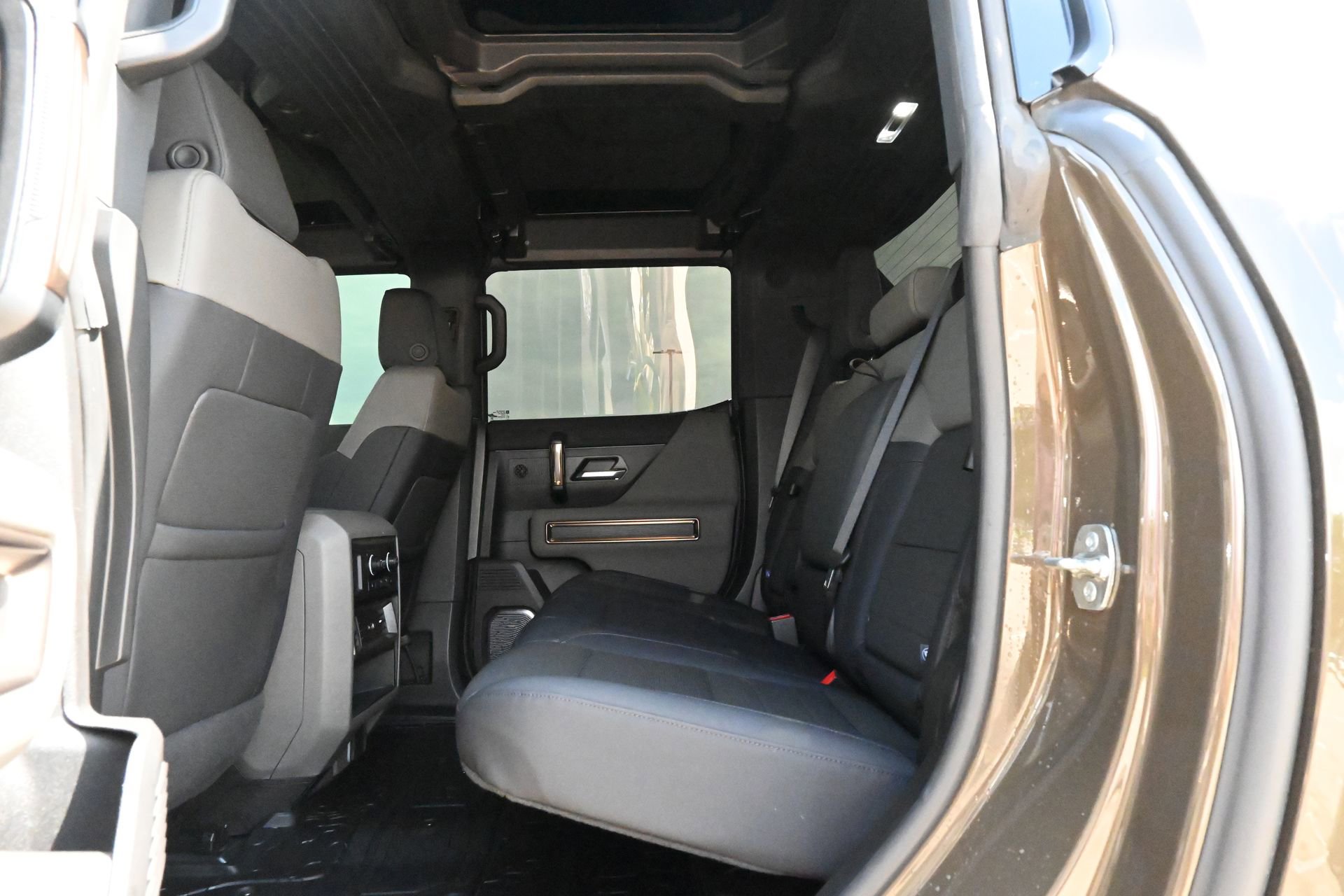 Used 2025 GMC Hummer EV 2X w/ LPO, Sport Package AWD/4WD image 18