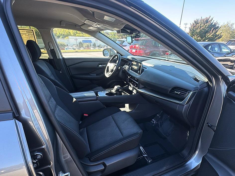 Certified 2025 Nissan Rogue SV FWD image 24