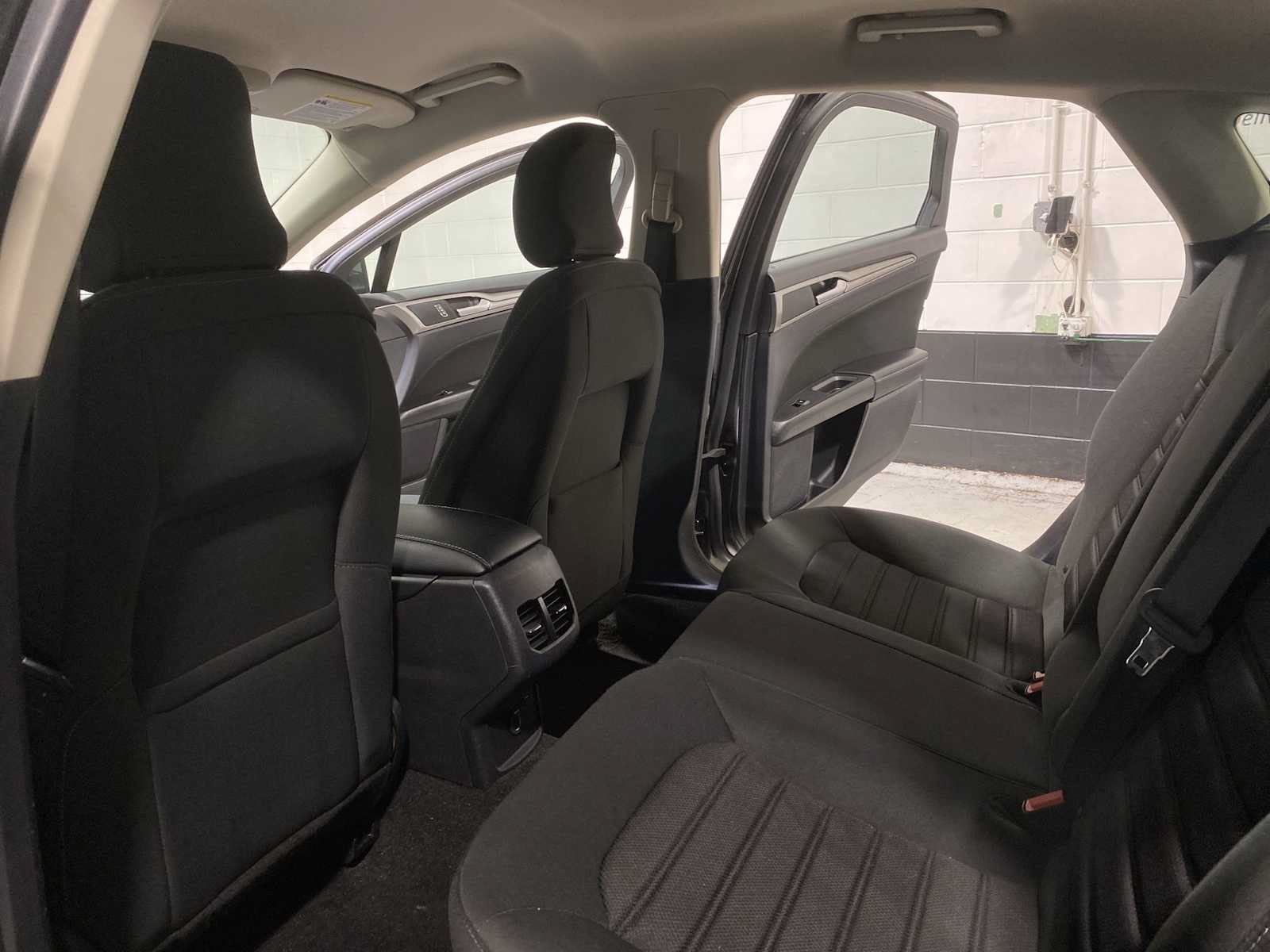 Used 2019 Ford Fusion SE FWD image 12