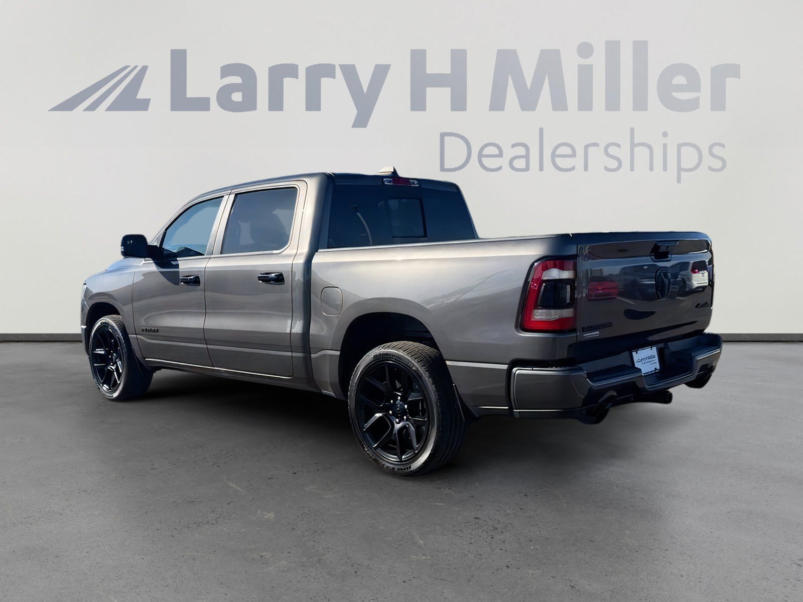 Used 2023 RAM 1500 Laramie AWD/4WD image 3