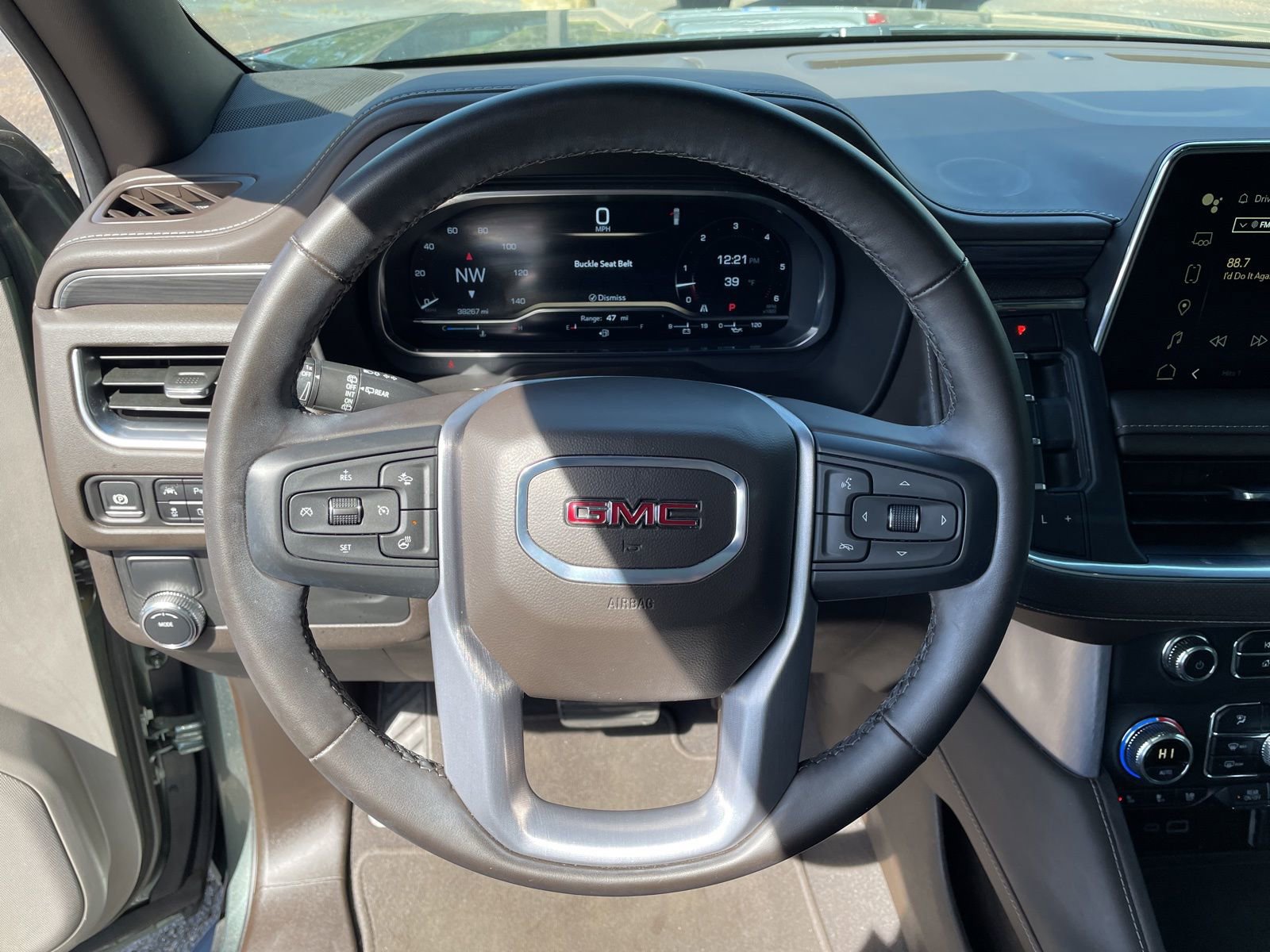 Used 2024 GMC Yukon SLT w/ SLT Luxury Package image 16