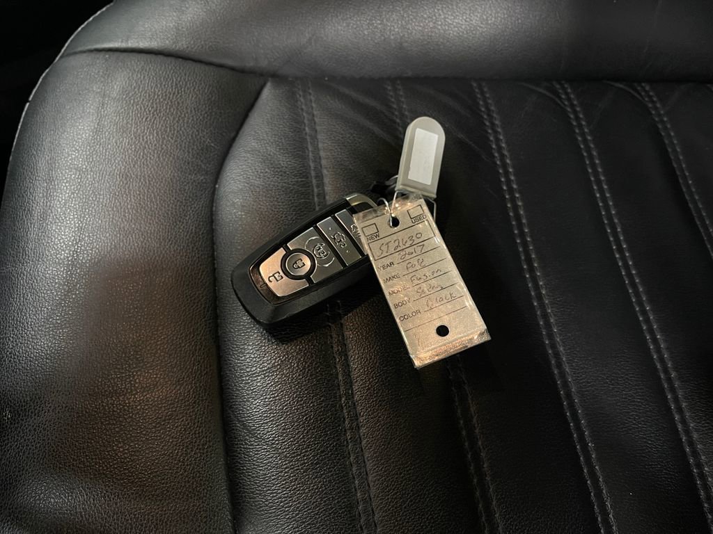 Used 2017 Ford Fusion SE w/ Fusion SE Technology Package image 32