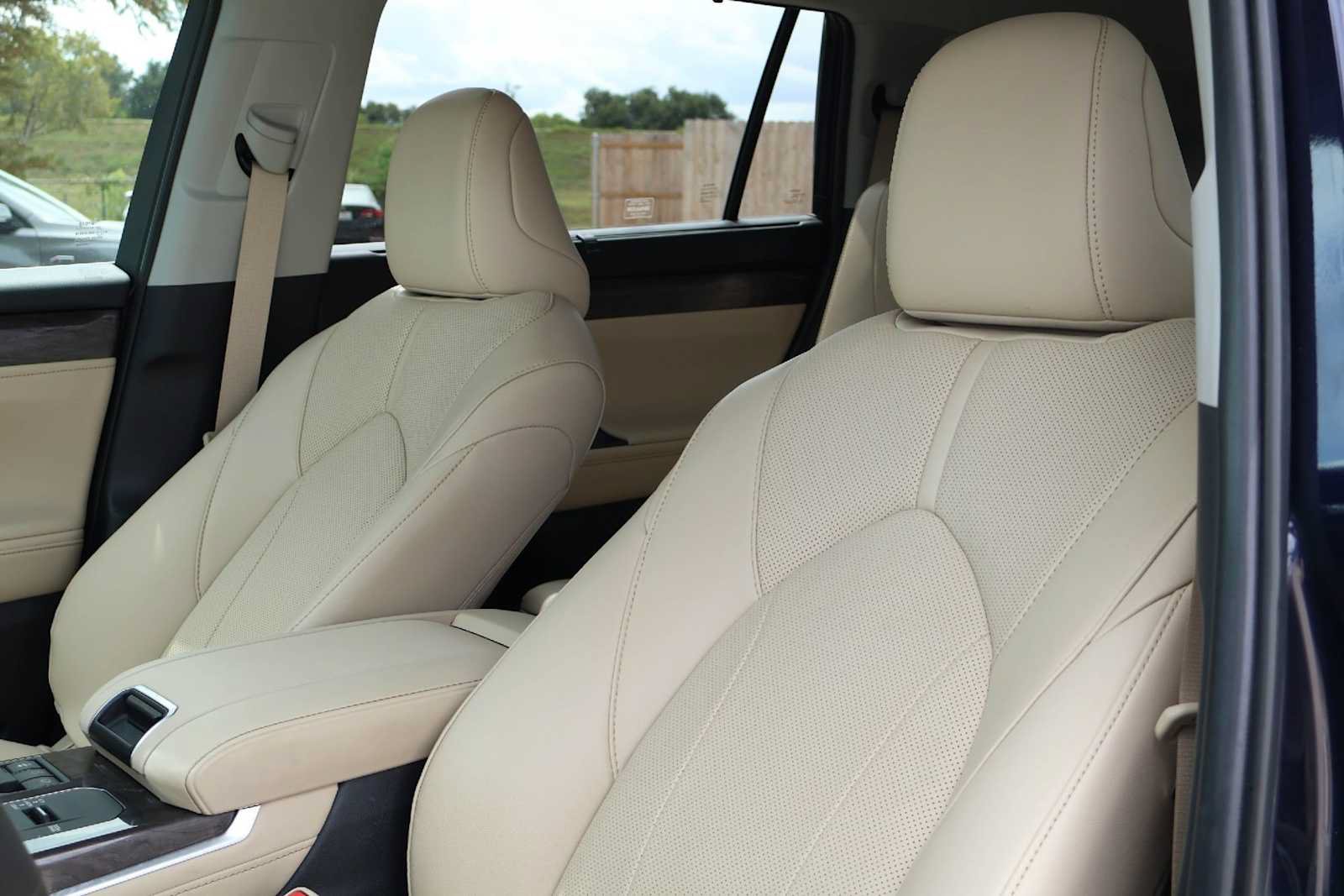 Used 2024 Toyota Highlander Limited FWD image 11
