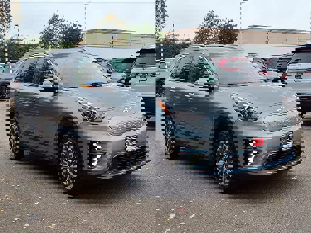 Used 2022 Kia Niro EX image 3