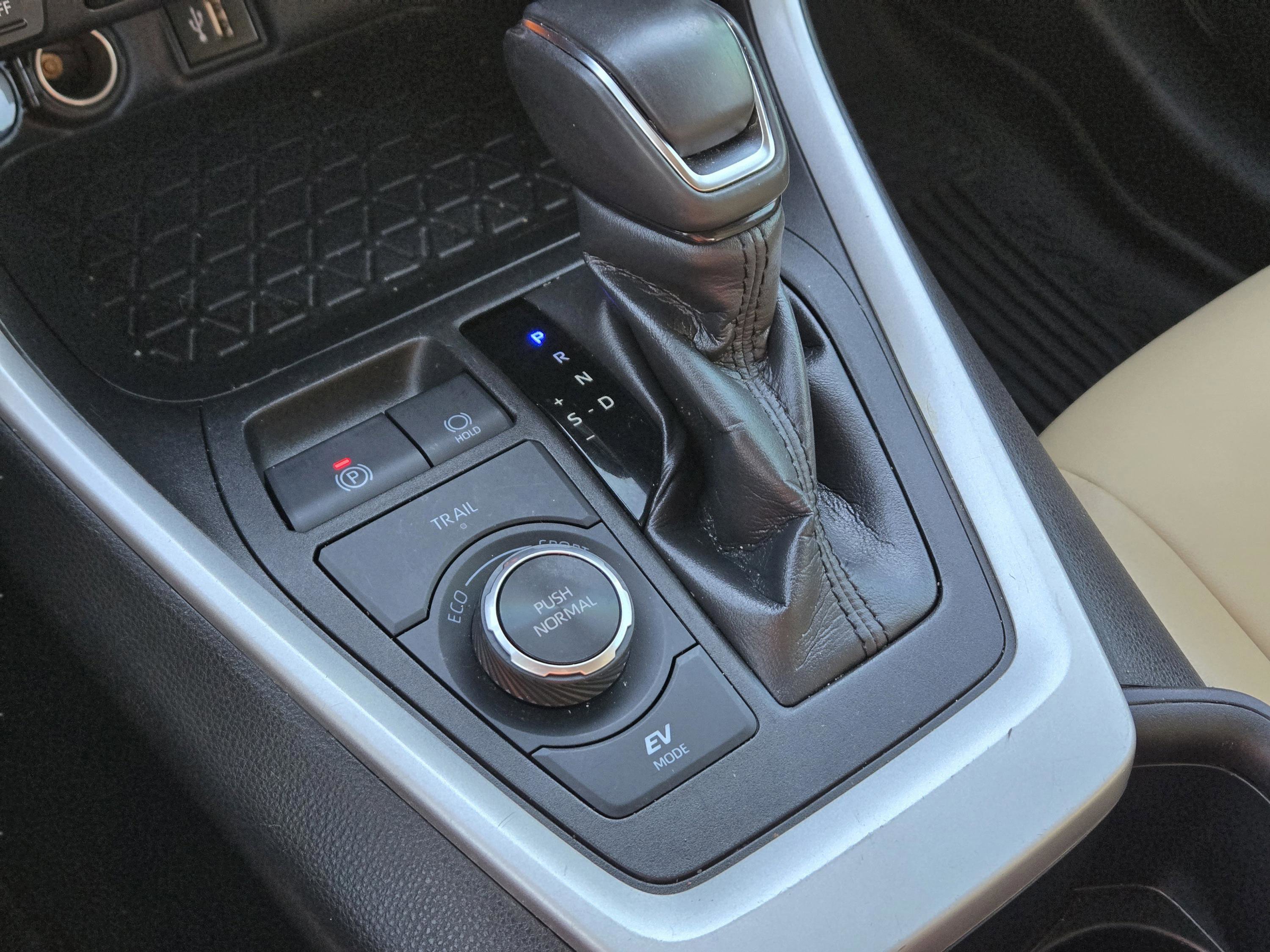 Used 2023 Toyota RAV4 XLE Premium image 30