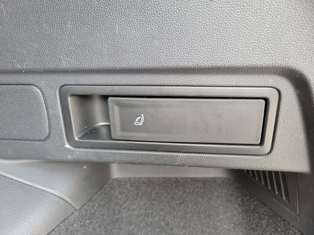 Used 2020 Volkswagen Tiguan SE image 9