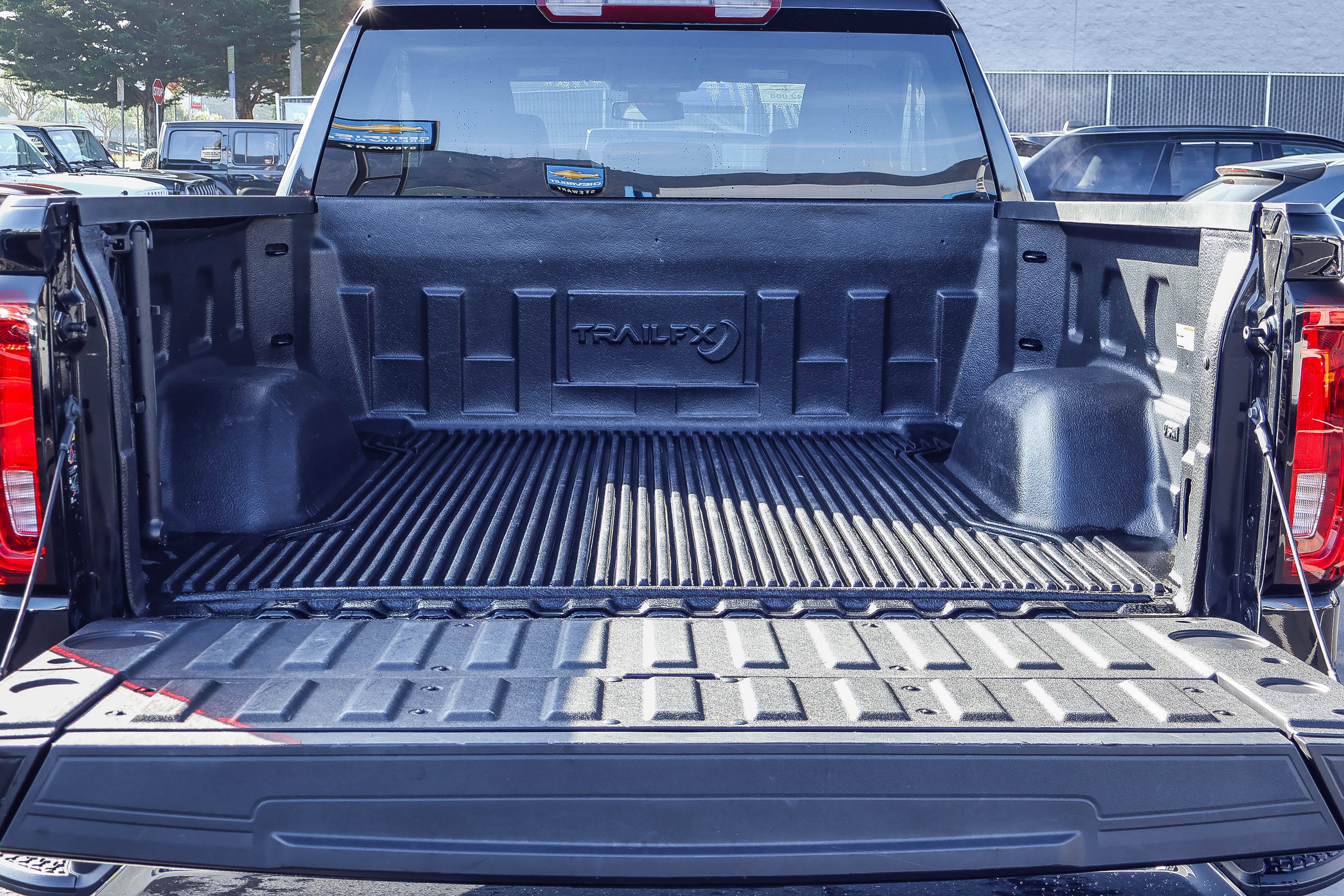 Certified 2025 GMC Sierra 1500 SLT image 17