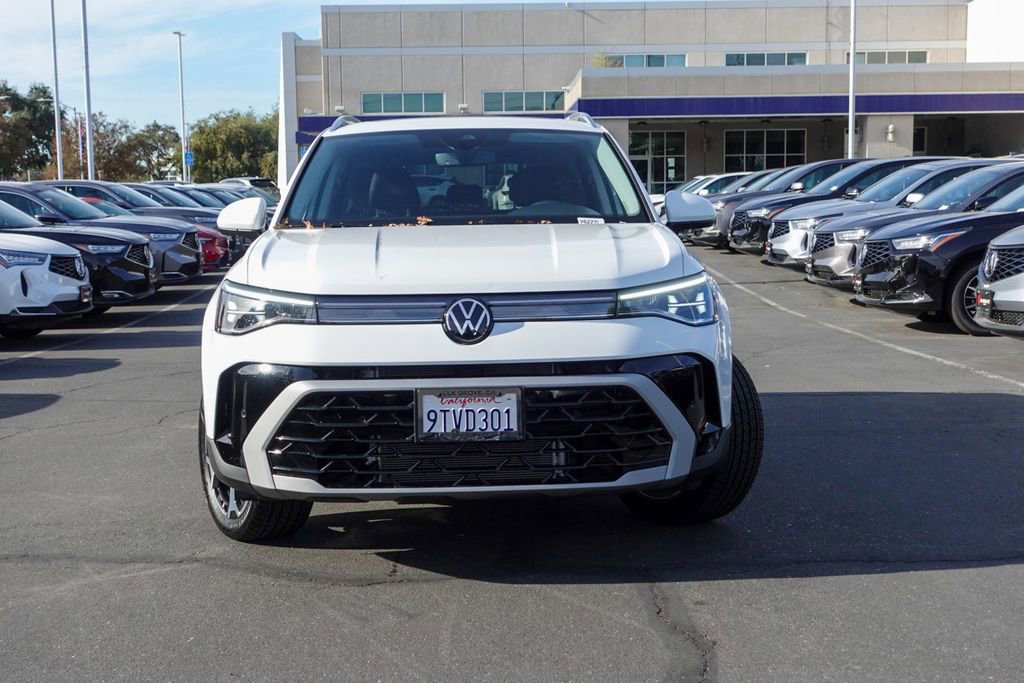 Certified 2025 Volkswagen Taos SEL image 2