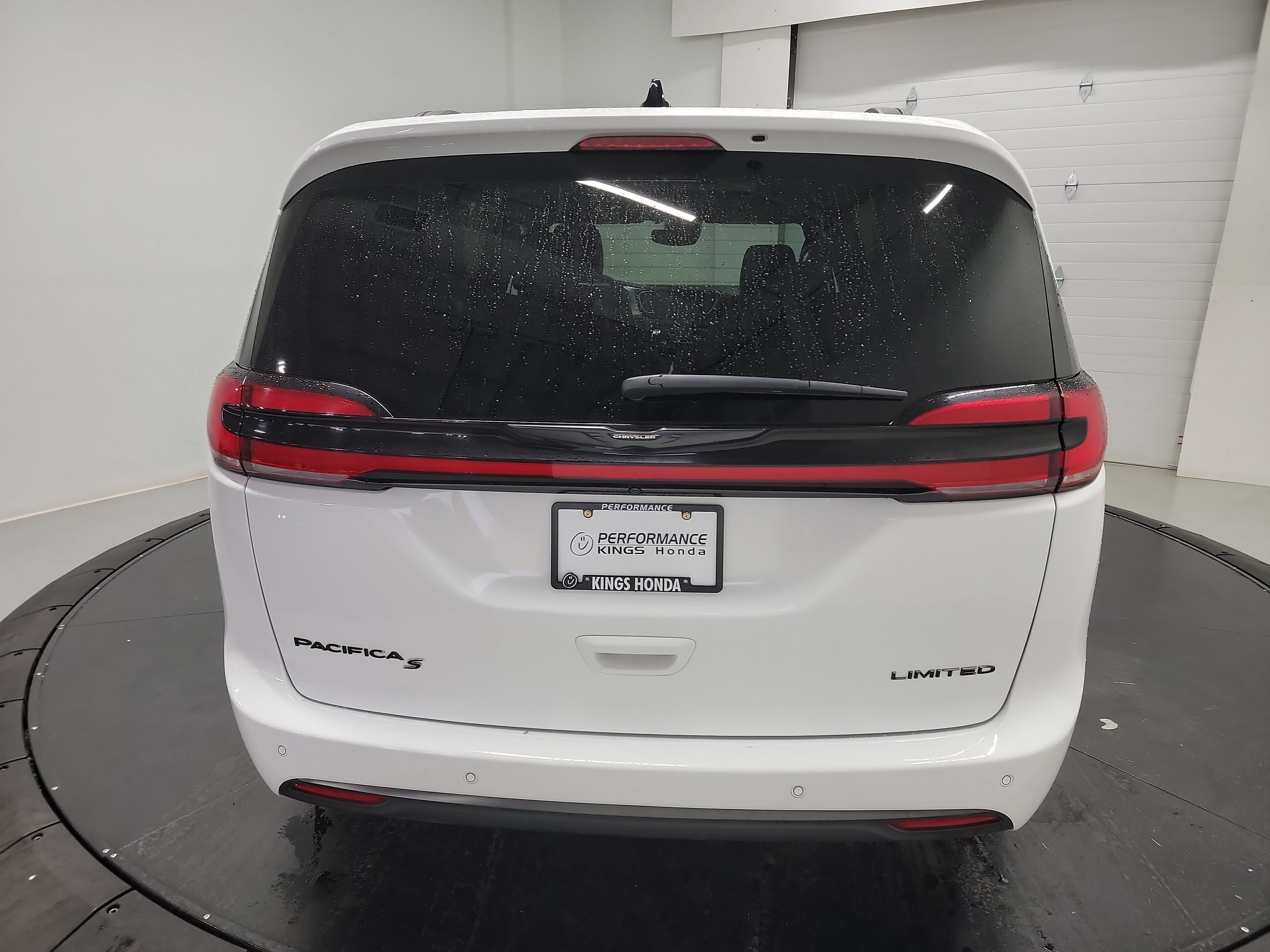 Used 2025 Chrysler Pacifica Limited FWD image 8