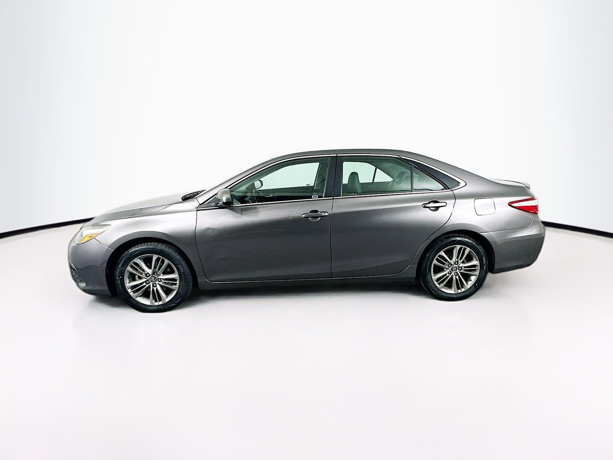 Used 2016 Toyota Camry SE image 4
