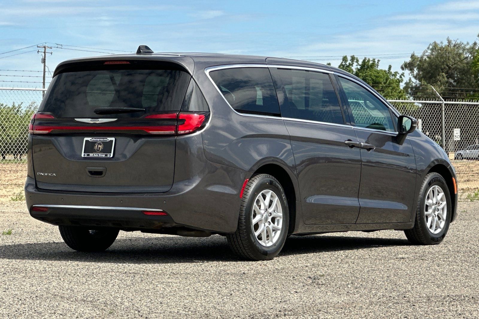 Used 2023 Chrysler Pacifica Touring-L FWD image 6