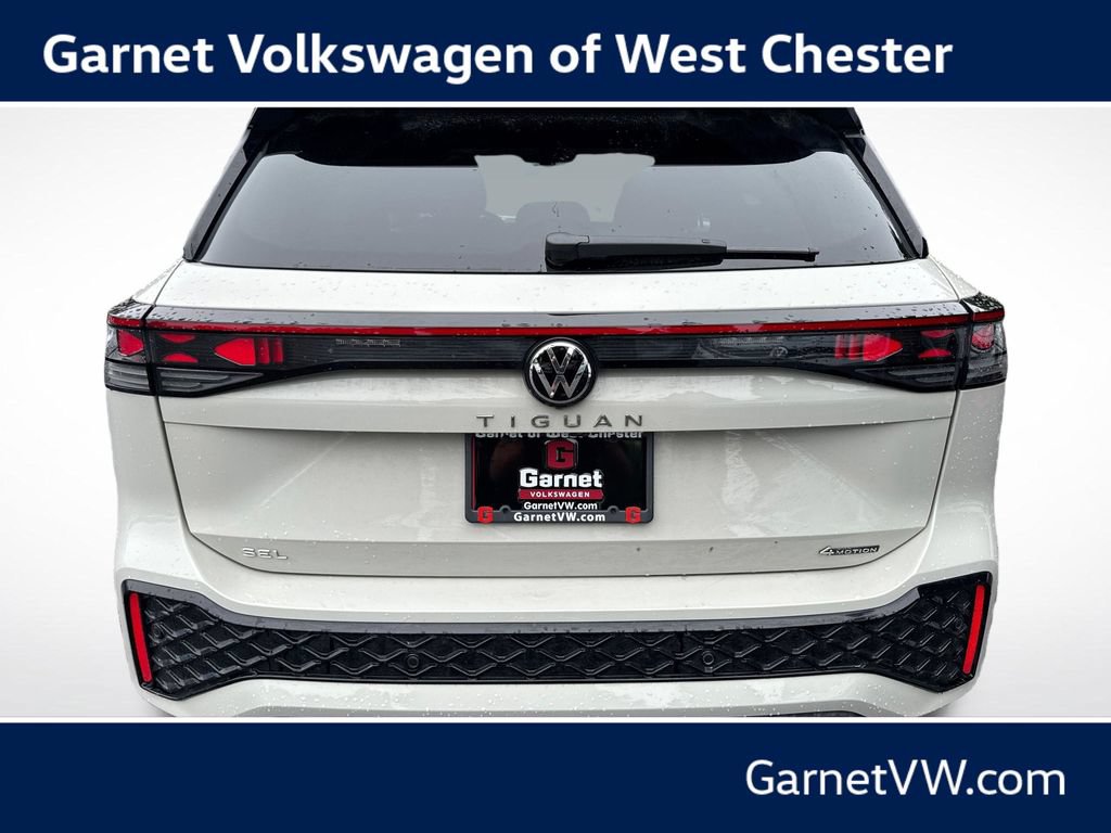 Used 2025 Volkswagen Tiguan SEL R-Line AWD/4WD image 4
