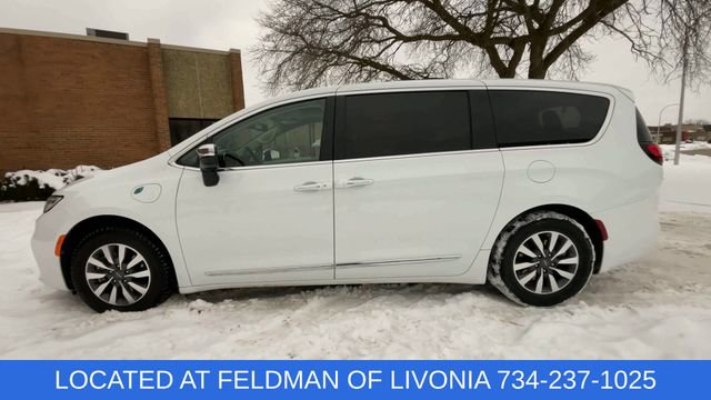 Used 2023 Chrysler Pacifica Limited image 5