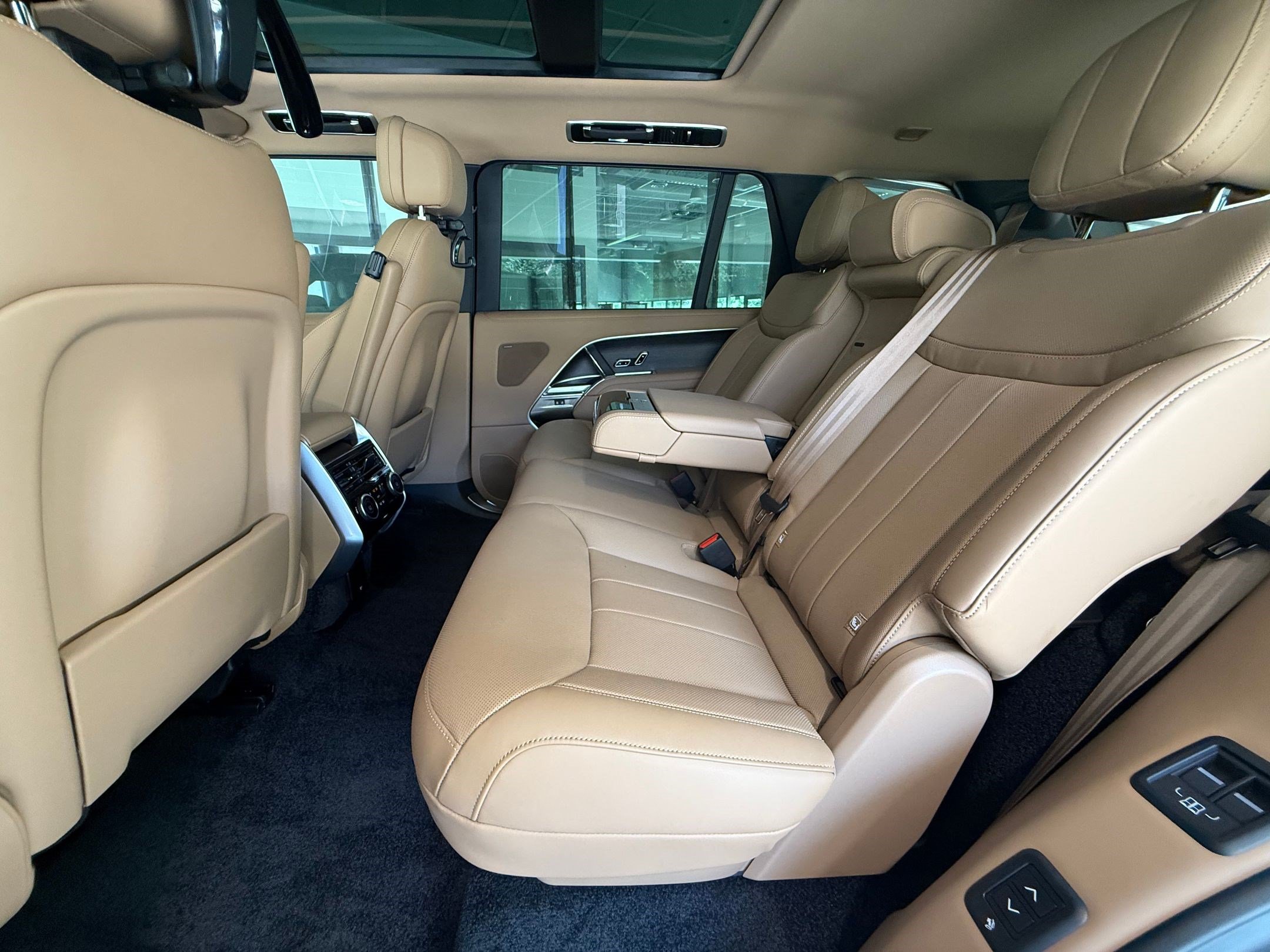 New 2026 Land Rover Range Rover Long Wheelbase SE AWD/4WD image 22