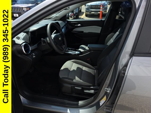 Used 2025 Chevrolet Trax LT FWD image 2