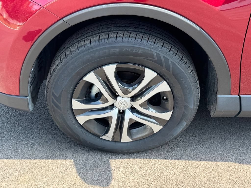 Used 2018 Toyota RAV4 LE AWD/4WD image 15