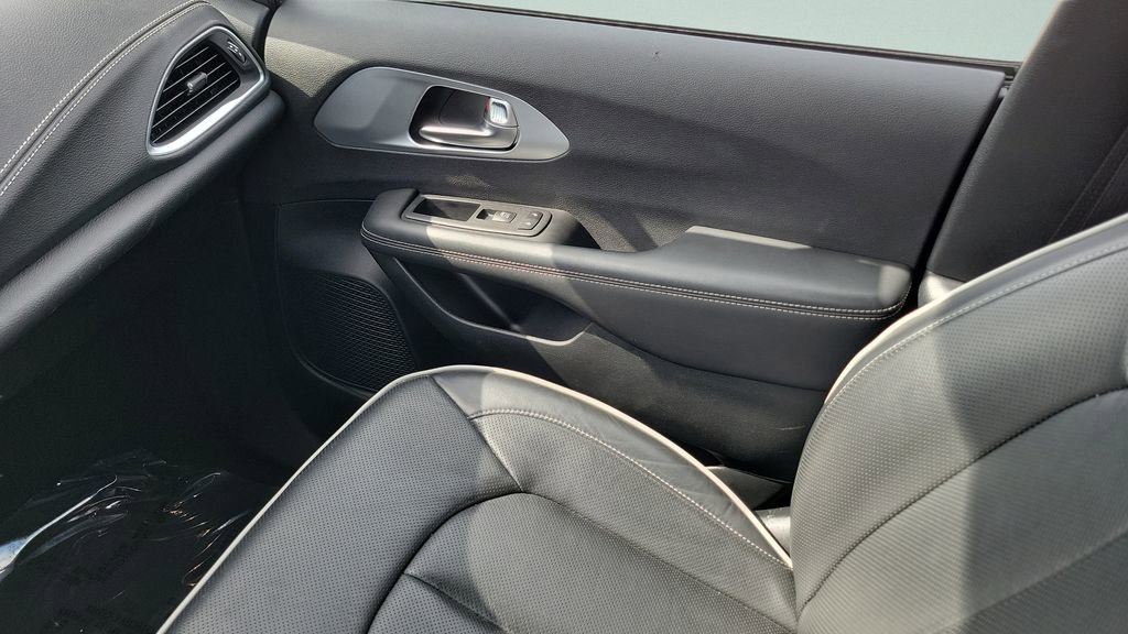 Used 2025 Chrysler Pacifica Limited image 16