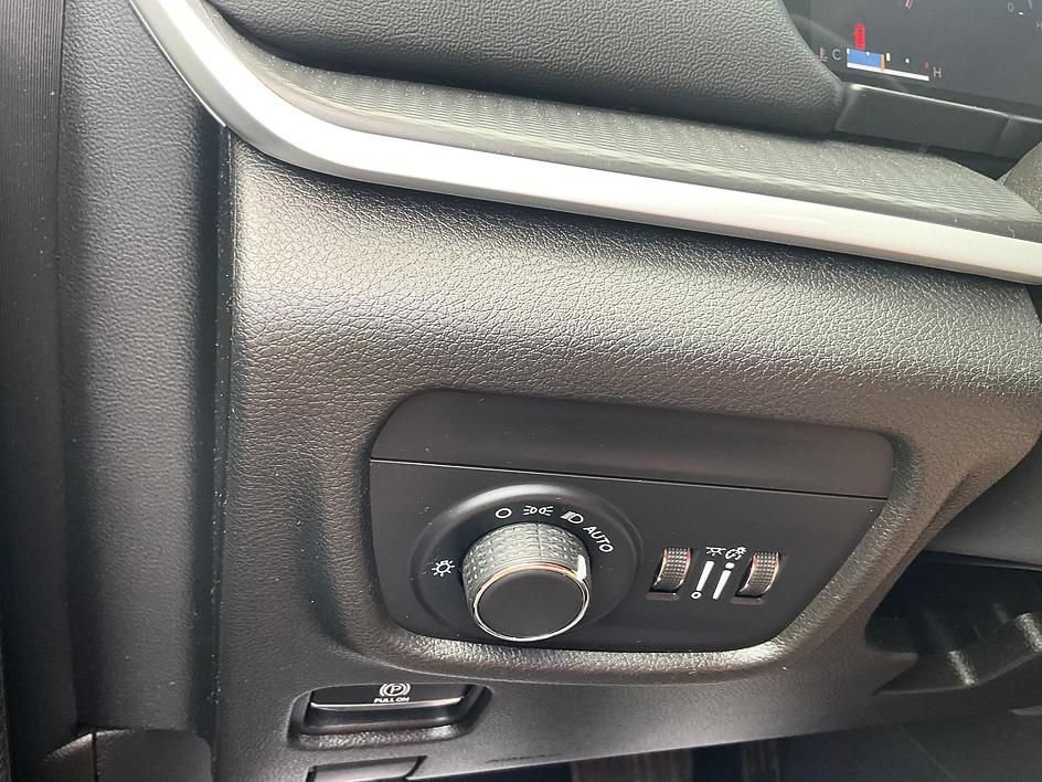 Used 2023 Jeep Grand Cherokee Laredo AWD/4WD image 25