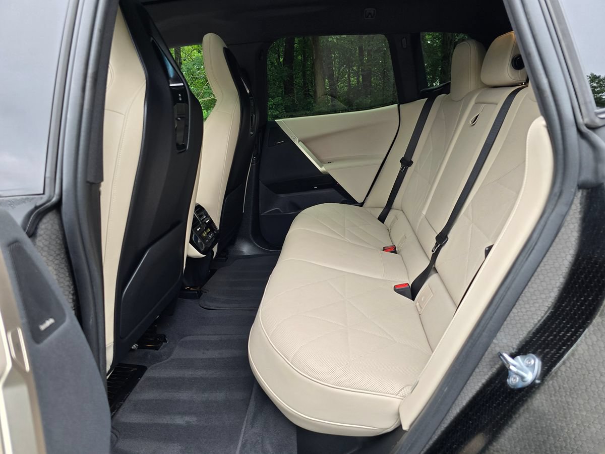 Used 2024 BMW iX xDrive50 w/ Sport Package AWD/4WD image 16