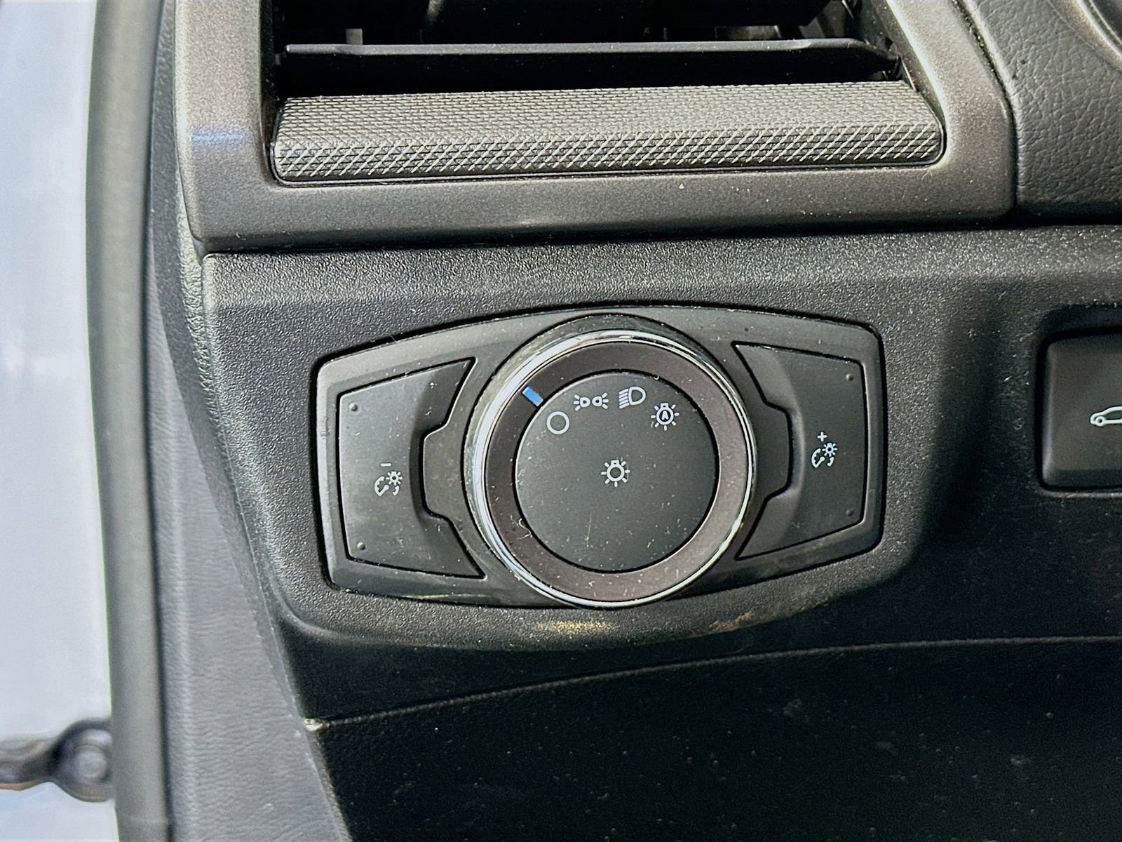 Used 2019 Ford Fusion SE FWD image 10