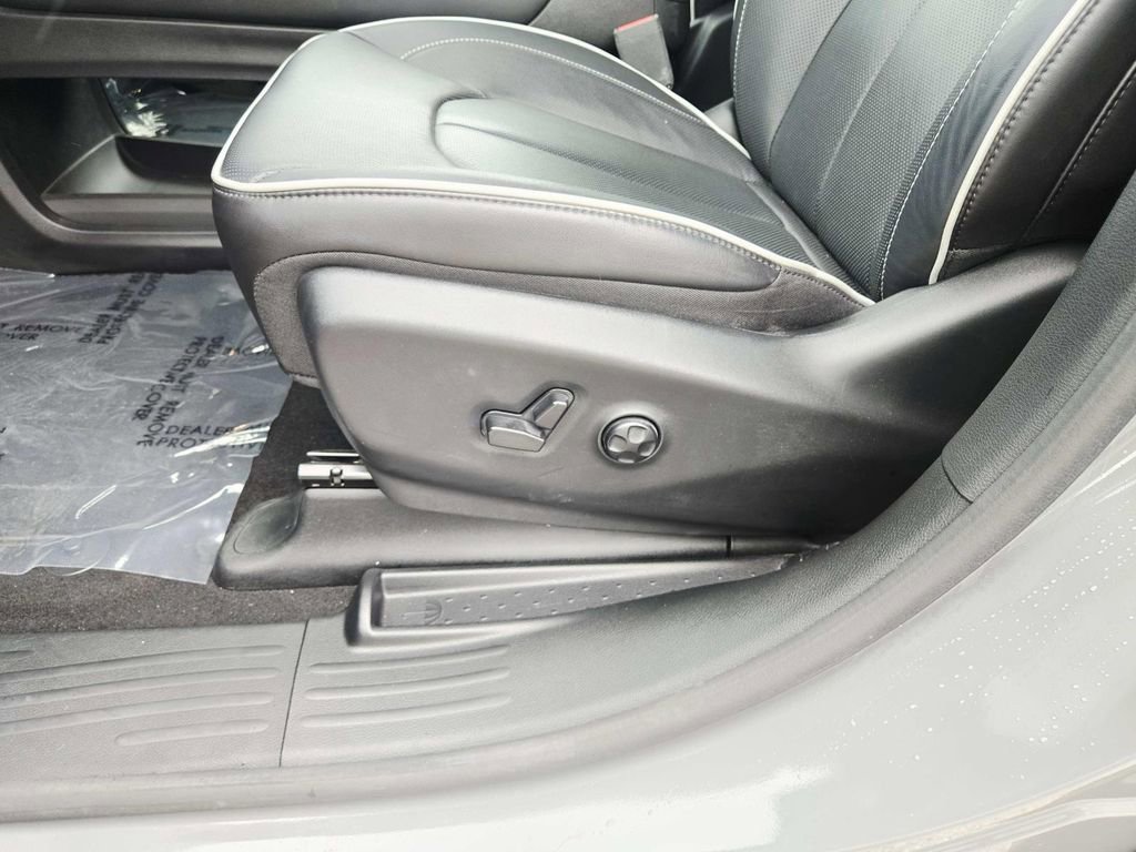 Used 2023 Chrysler Pacifica Limited w/ Uconnect Theater Family Group image 43