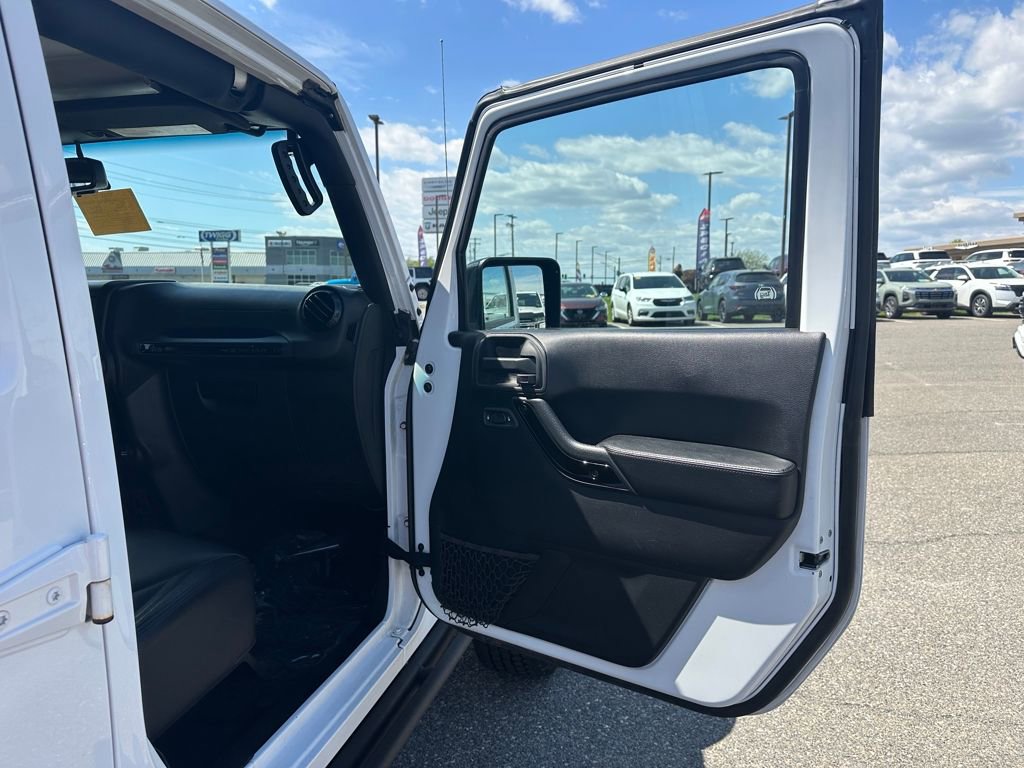 Used 2015 Jeep Wrangler Unlimited Sahara AWD/4WD image 17