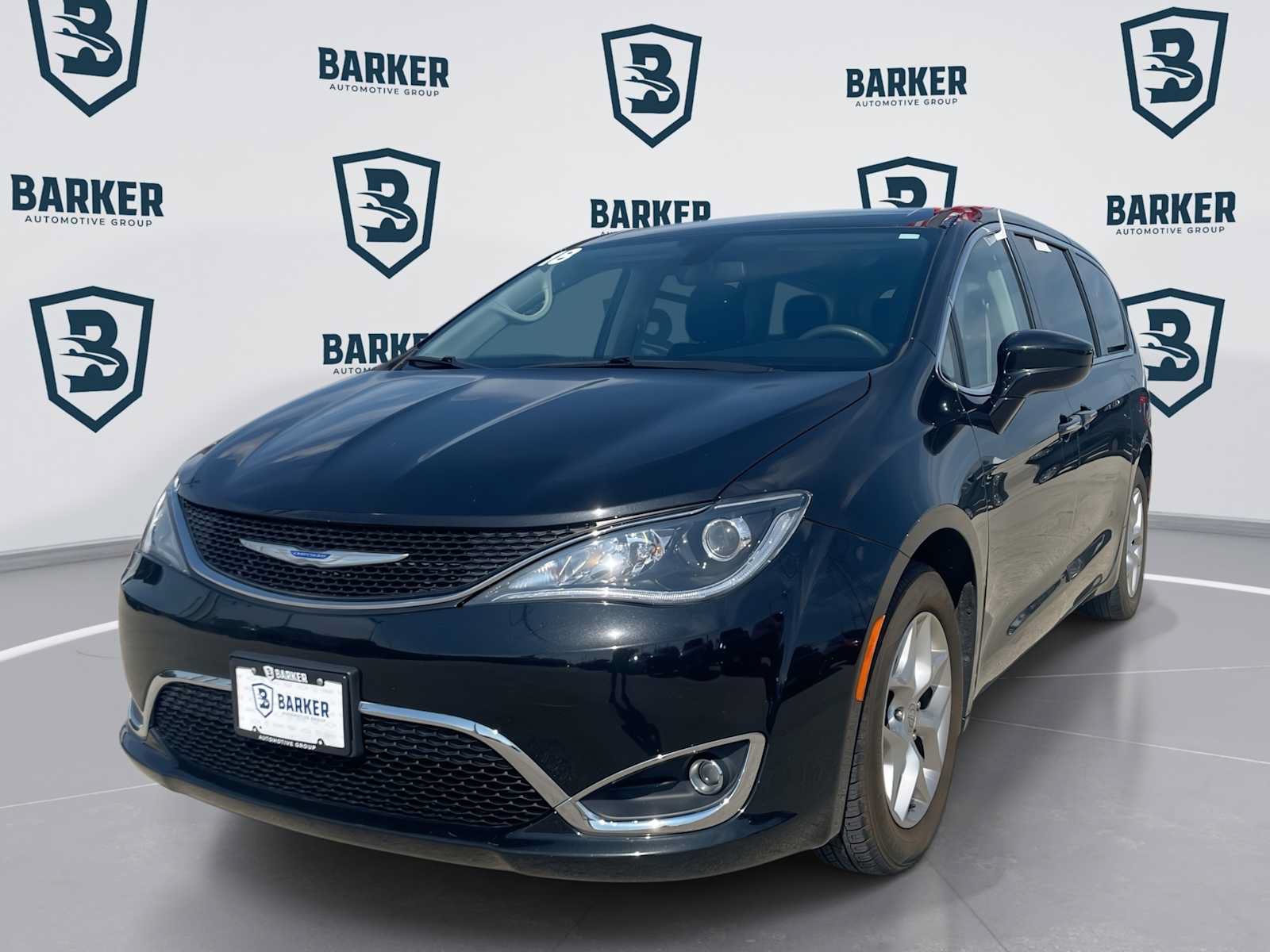 Used 2018 Chrysler Pacifica Touring Plus w/ Tire & Wheel Group FWD image 1
