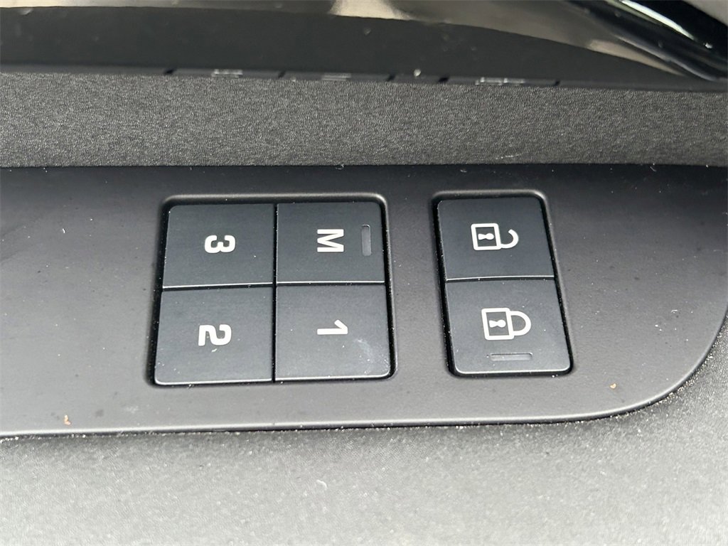 Used 2024 Land Rover Discovery S image 27