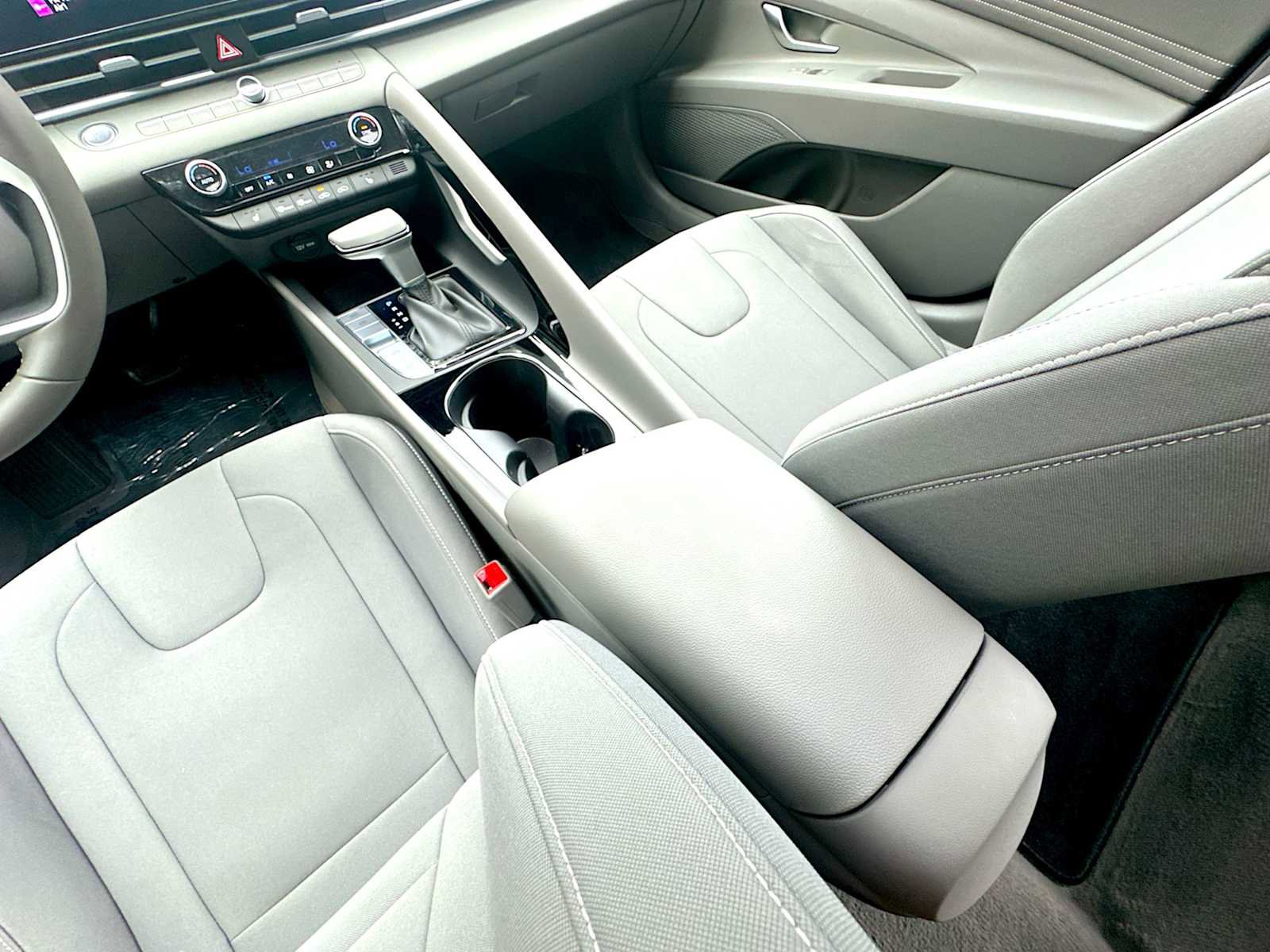 Used 2024 Hyundai Elantra SEL w/ Convenience Package image 22