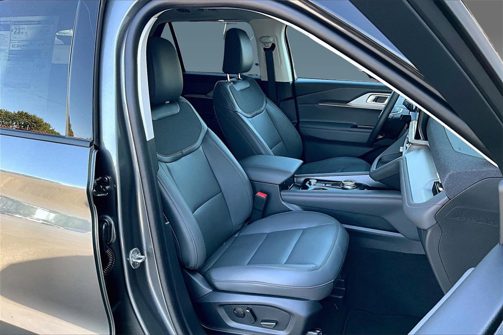 New 2025 Ford Explorer Active image 30
