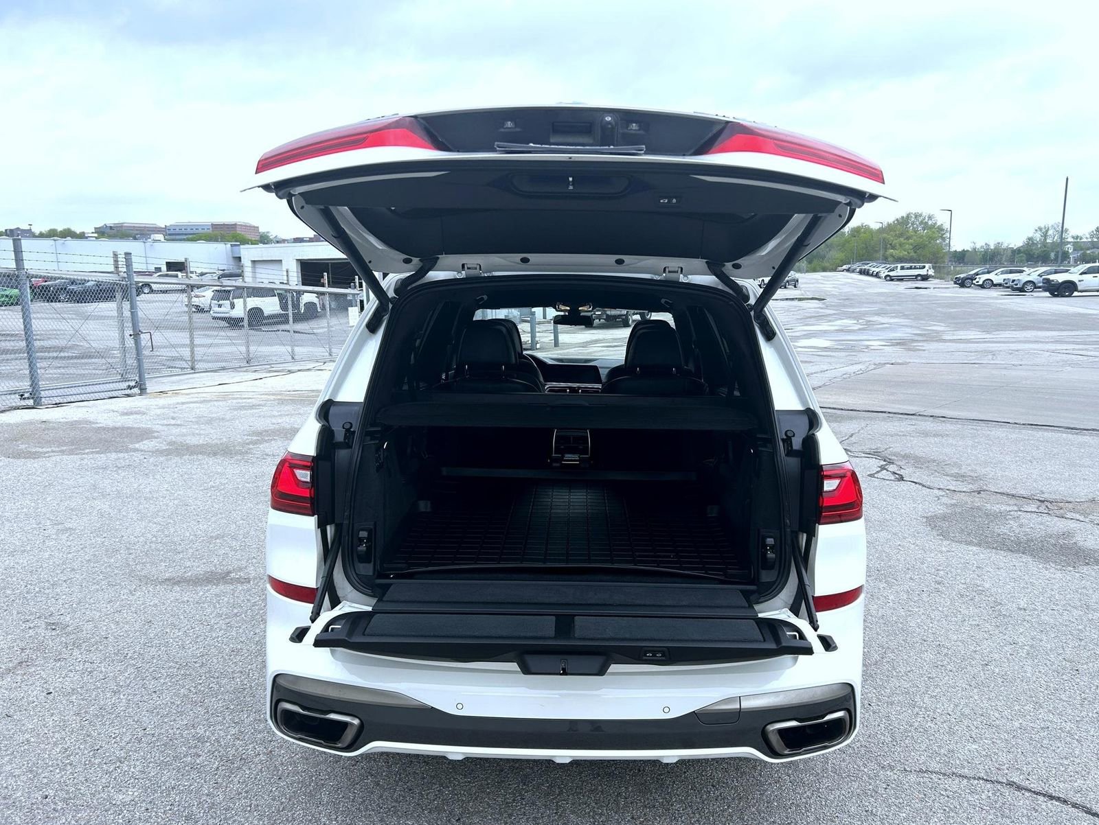 Used 2020 BMW X7 M50i w/ Dynamic Handling Package AWD/4WD image 21