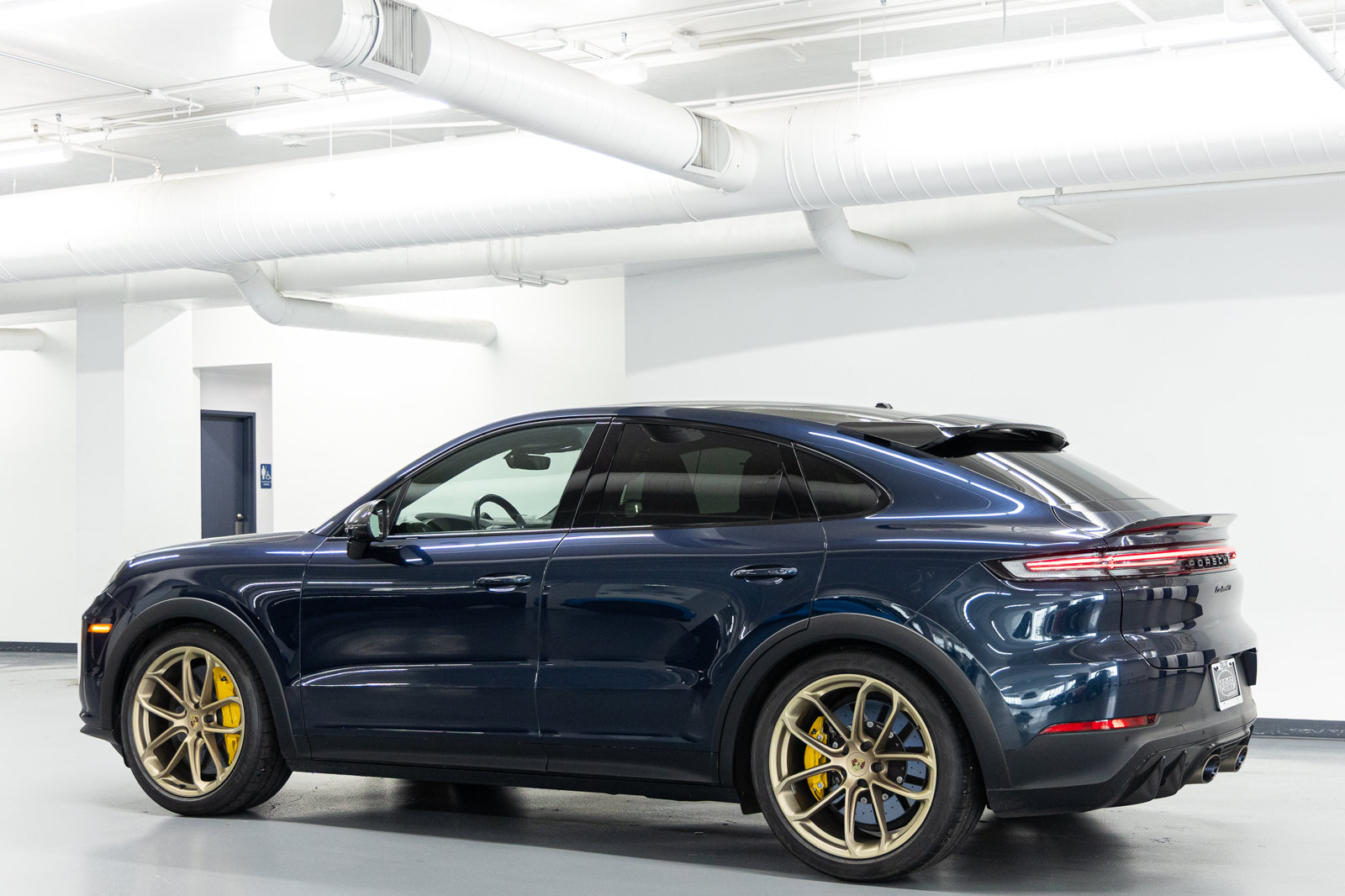 Used 2024 Porsche Cayenne Turbo GT AWD/4WD image 3