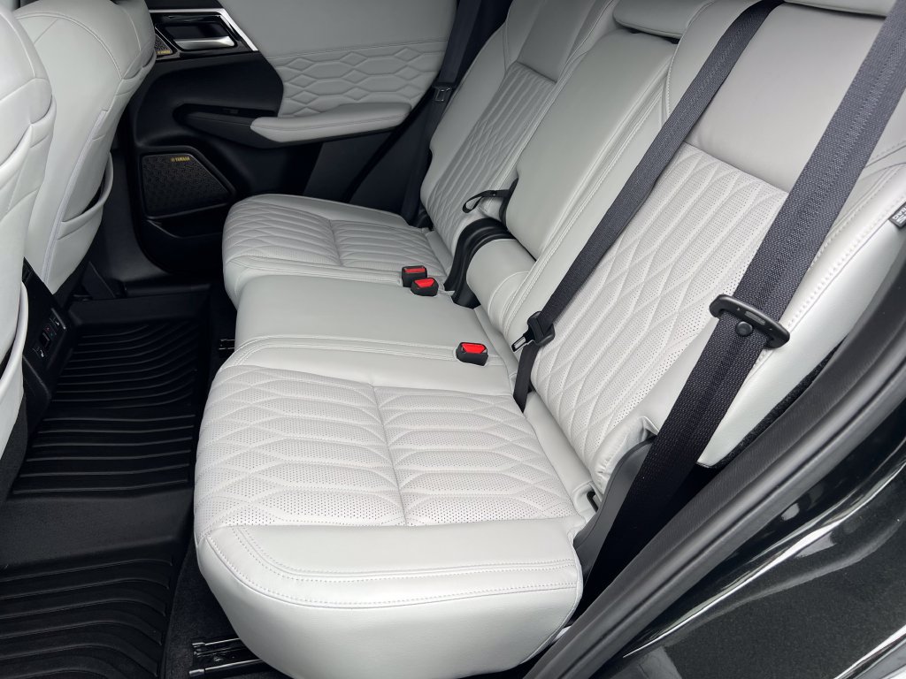 Used 2025 Mitsubishi Outlander AWD image 14