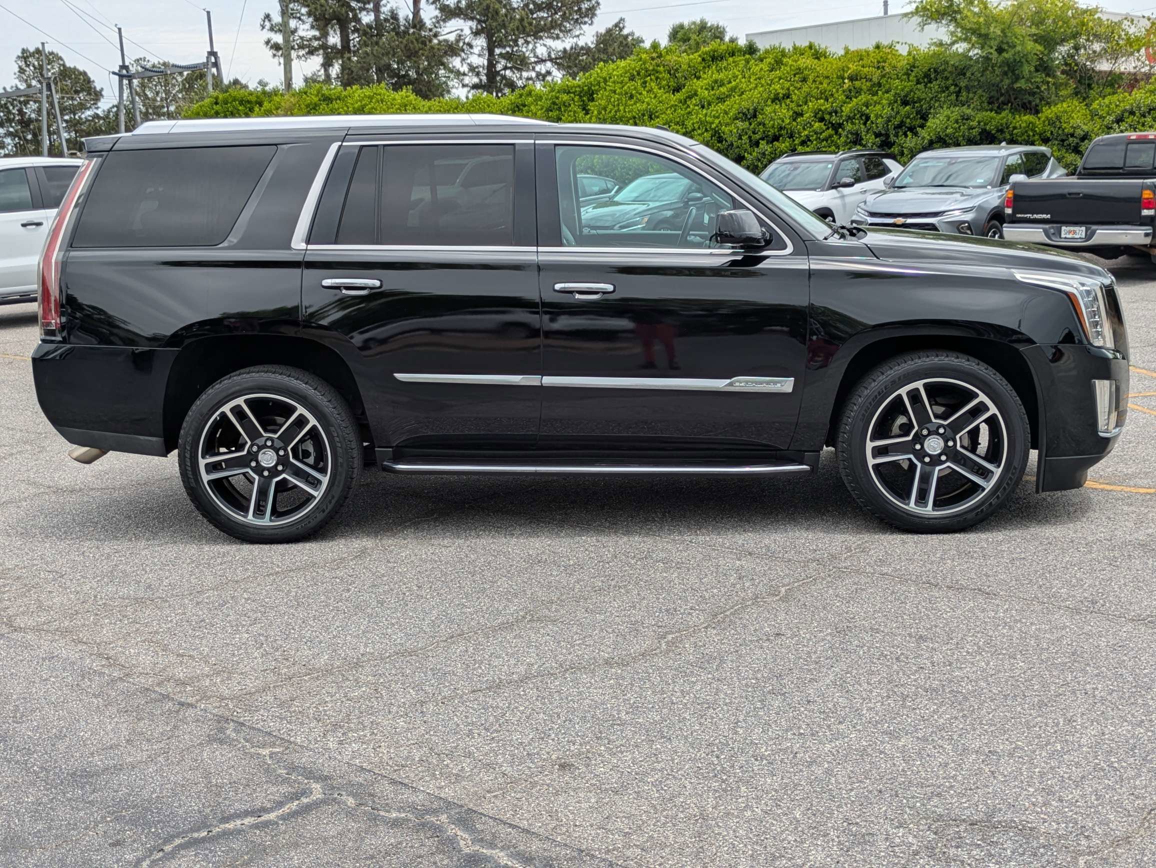 Used 2015 Cadillac Escalade Luxury RWD image 3