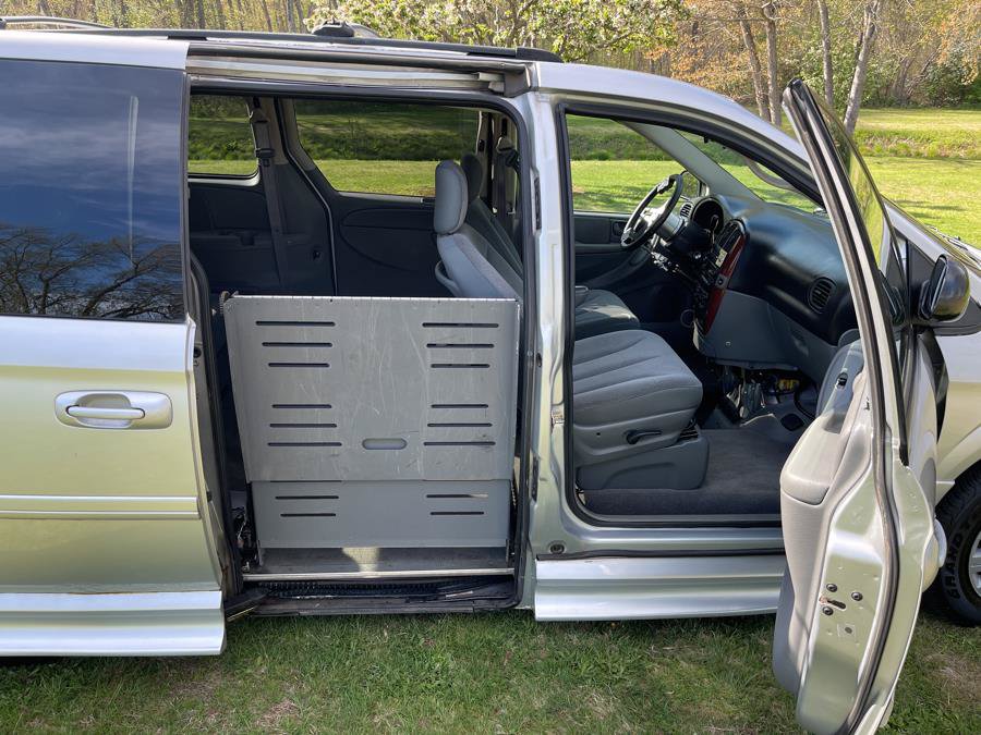 Used 2005 Chrysler Town & Country LX w/ Popular Equipment Group II FWD image 4