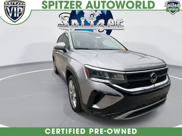 Used 2023 Volkswagen Taos SE w/ Panoramic Sunroof Package FWD image 2